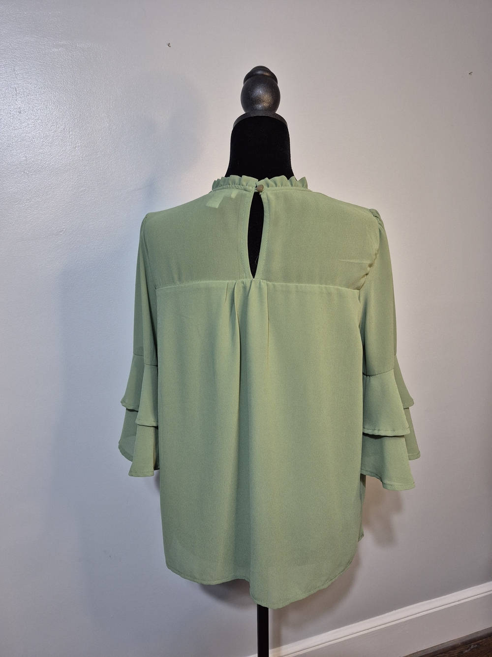 Monteau Sage Green Ruffle Neck Bell Sleeve Blouse Size Large - Picture 4 of 6